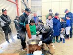 順番に餅をつく子どもたち