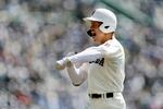 　早実―高松商　９回表、適時打を放ち、喜ぶ早実・中村＝甲子園