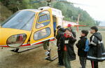 ヘリコプターに乗り込む小学生＝２００２年１月13日、羽合町の臨時ヘリポート