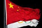 　中国国旗と五輪旗＝２０２２年２月（ＡＰ＝共同）