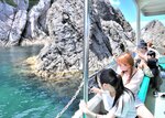 遊覧船に乗り、透明度の高い海や日本海の荒波で削られてできた離れ岩などを見て楽しむ観光客＝２４日、岩美町の浦富海岸