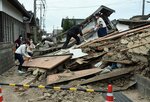 鳥取中部地震で崩壊した倉庫を片付ける住民ら＝２０１６年10月22日、鳥取県北栄町