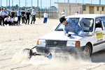 生徒らの前で自転車と車の事故を再現するスタントマン＝１８日、鳥取市湖山町北２丁目の鳥取商業高