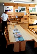 木製家具や内装材などを展示する県産材ショールーム＝８月２９日、台中市