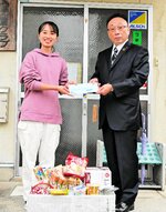 加生社長（右）から食品などを受け取った清水代表