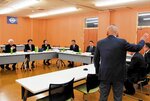 事業者から説明を受ける検討委員ら＝２８日、三朝町役場（三朝町提供）