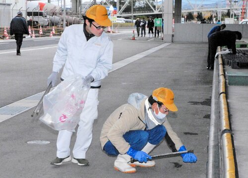 市場周辺のごみを拾う参加者