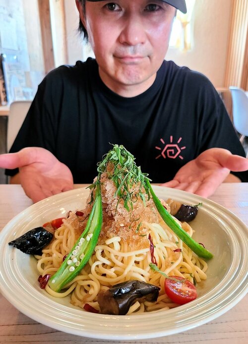 砕いた冷凍和風ソースと夏野菜をふんだんに盛り付けたかき氷パスタ