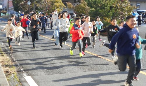 １・５キロコースを駆け抜ける参加者ら