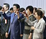 　山口県長門市で開かれた後援会会合で乾杯する安倍首相（当時）。右隣は妻の昭恵さん、右端は母の洋子さん＝２０１７年１月