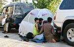 　被災地を離れて路上でテント生活をする家族＝１１日、アフガニスタン・ヘラート中心部（共同）