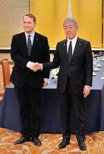 　会談を前に握手する岩屋外相（右）とポーランドのシコルスキ外相＝２８日午後、東京都港区の飯倉公館