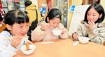 美方郡特産の美方大納言小豆を使ったぜんざいをおいしそうに味わう子どもたち＝２６日、新温泉町栃谷の道の駅山陰海岸ジオパーク浜坂の郷