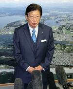 　記者団の取材に応じる静岡県の川勝平太知事。唐突に辞意を表明した＝２日午後、静岡県庁