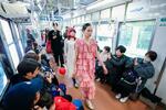 　叡山電鉄の列車内で開かれた、サステナビリティーをテーマにしたファッションショー＝１３日午後、京都市