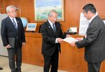 伊達市長（右）にアンケート結果を示す永井議長＝２２日、境港市役所