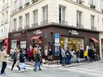 　フランス・パリにある「おむすび権米衛」の店舗に並ぶ客たち＝２０２３年春ごろ