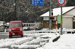 季節外れの雪が積もった路面＝１９日、智頭町中原