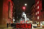 　ダボス会議に抗議してスイスの最大都市チューリヒで行われた若者らのデモ。夜の街路に花火が放たれ、警察も出動した＝２０２４年１月（撮影・マエバ・シャブリエ、共同）