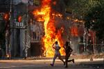 　４日、バングラデシュの首都ダッカで、デモ隊に放火されたショッピングセンター（ＡＰ＝共同）