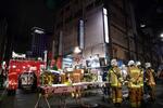 　「爆発音があり、けが人が数人いる」との１１０番があった名古屋市中区栄の焼き肉店付近に集まった消防隊員ら＝１８日午後１１時２３分