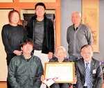 １００歳の誕生日を迎えた田中さん（前列中央）＝２０日、香美町村岡区高井