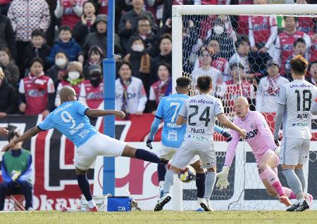 　横浜ＦＣ―岡山　後半、先制ゴールを決める横浜ＦＣ・桜川（９）。ＧＫブローダーセン＝ニッパツ