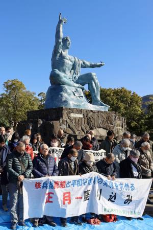 　原爆がさく裂した時刻に合わせ、平和祈念像前で黙とうする被爆者ら＝１日午前１１時２分、長崎市の平和公園