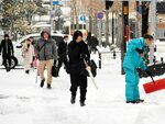 足元に気をつけながら歩く市民ら＝１０日、鳥取市尚徳町