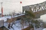 　「中朝友誼橋」を渡って北朝鮮へ向かう貨物列車＝２０２２年１２月、中国遼寧省丹東（共同）
