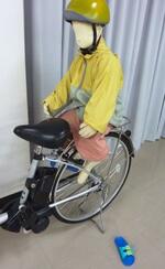 　自転車の後輪に足が巻き込まれた子どものマネキン＝５月、東京都港区の国民生活センター