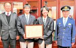 深木署長から感謝状を受け取り、笑みをこぼす前田さん（左から２人目）と西岡さん（右から２人目）＝２０２３年１２月１８日、養父市八鹿町の但馬農高