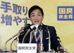 　メディアのインタビューに答える国民民主党の玉木代表＝１０月２７日、東京都新宿区