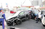 衝突で自走できなくなり撤去される乗用車＝５日午前９時５５分ごろ、鳥取市天神町