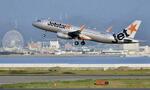 　関西空港を離陸するジェットスター・ジャパンの旅客機＝２０２０年５月
