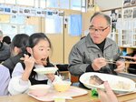 交流を楽しみながら給食を食べる児童と生産者