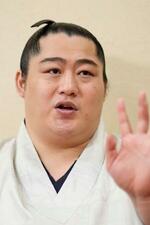 　インタビューに答える大相撲の幕内遠藤
