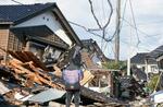 　石川県珠洲市宝立町の倒壊した住宅＝４日午前１０時３９分