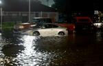 　ハリケーンの影響で冠水した道路に残された車＝３０日、米南部フロリダ州（ゲッティ＝共同）