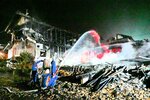 消火活動に当たる消防関係者＝１１日午前３時５９分、鳥取県琴浦町釛