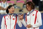 　テニス混合ダブルスで銀メダルを獲得した中国の張之臻（右）と王欣瑜のペア＝２日、パリ（ロイター＝共同）