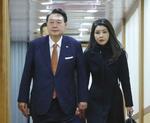 　韓国の尹錫悦大統領（左）と妻金建希氏＝２０２３年１２月、ソウル近郊（聯合＝共同）