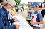 チェックポイントでスタンプを押してもらう参加者＝９日、新温泉町の丹土公民館