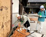 石川県志賀町で家屋の応急危険度判定を行う鳥取県チーム（鳥取県提供）