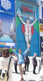 ５代目の看板。外国人観光客も同じポーズで記念写真＝２０１４年７月14日掲載、大阪市