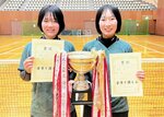 女子の部で優勝した（左から）吉川・仲倉組＝倉吉体育文化会館