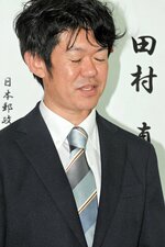 支援者らに向けて敗戦の弁を述べる田村さん＝２７日午後９時５３分、三田市福島の選挙事務所