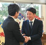 長崎校長（左）と握手して選抜大会出場を喜ぶ塩塚監督＝２４日、米子市二本木の米子松蔭高