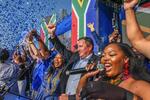　選挙集会に参加する南アフリカの白人系野党ＤＡのスティーンヘイゼン党首（右から２人目）と支持者ら＝５月２６日、ヨハネスブルク近郊（中野智明氏撮影・共同）