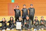 初優勝した女子のシャイニーウェーブス＝三朝町総合スポーツセンター